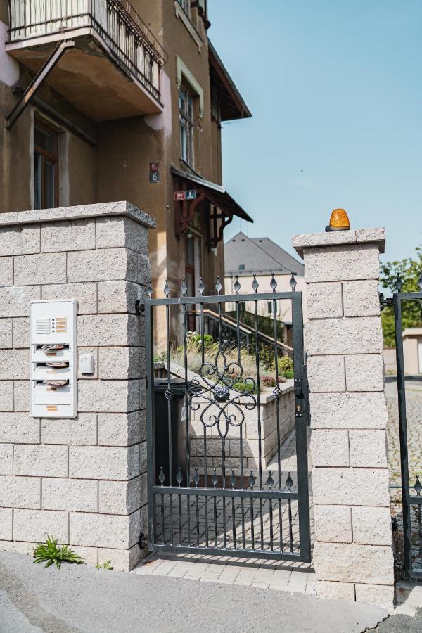 Executive 2-Bdrm Central Suite Ústí nad Labem Buitenkant foto