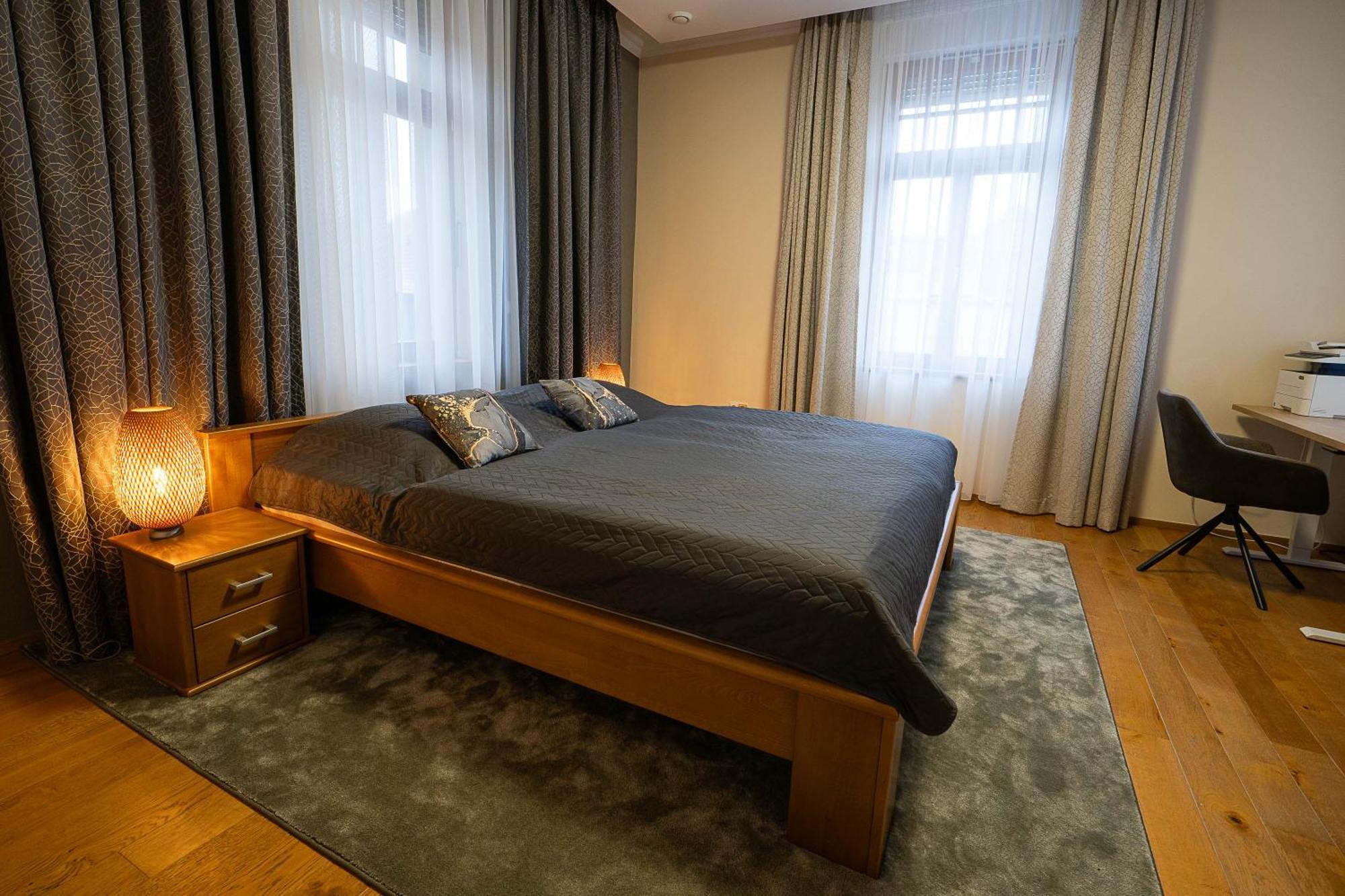 Executive 2-Bdrm Central Suite Ústí nad Labem Buitenkant foto